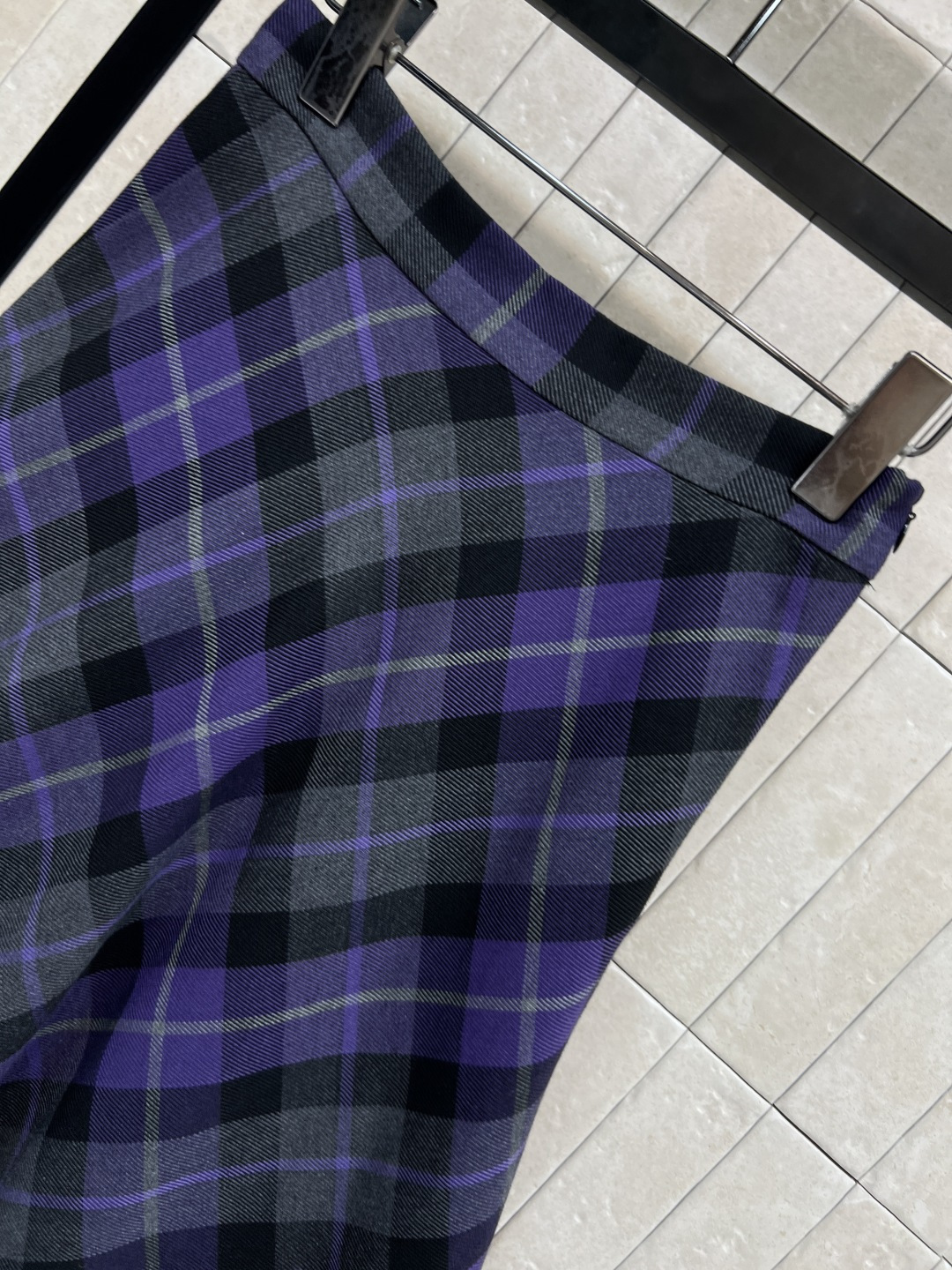 D家 25秋冬新款 复古格纹毛呢系列 高腰长半裙 高腰a字伞裙摆 很显女性气质的半裙 定制的紫色复古格纹
