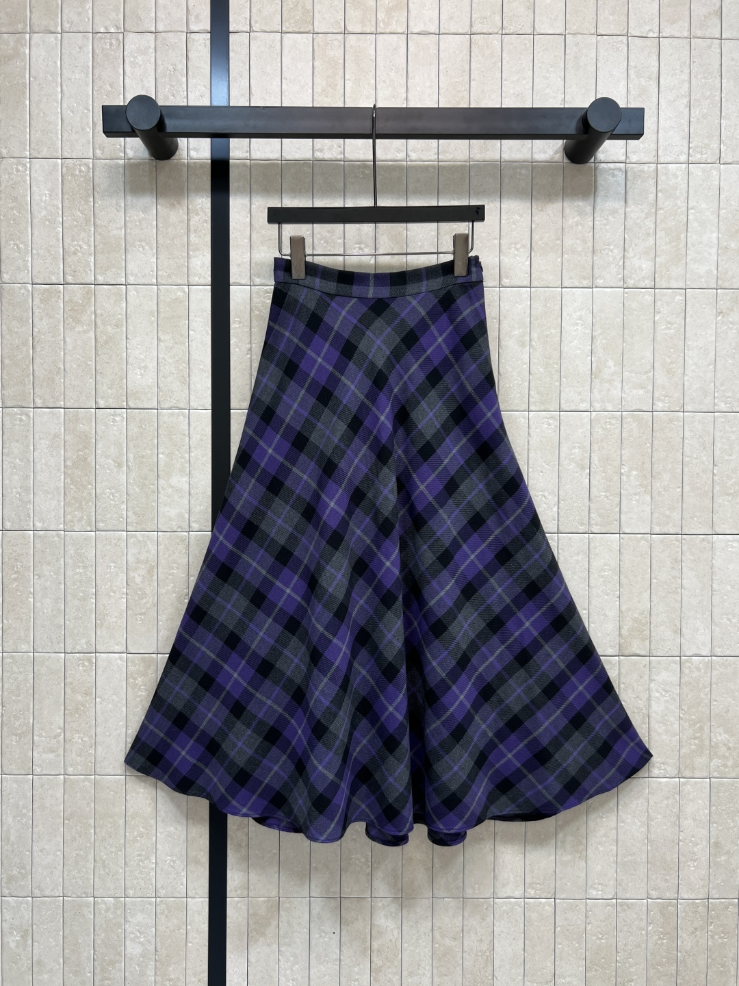 D家 25秋冬新款 复古格纹毛呢系列 高腰长半裙 高腰a字伞裙摆 很显女性气质的半裙 定制的紫色复古格纹