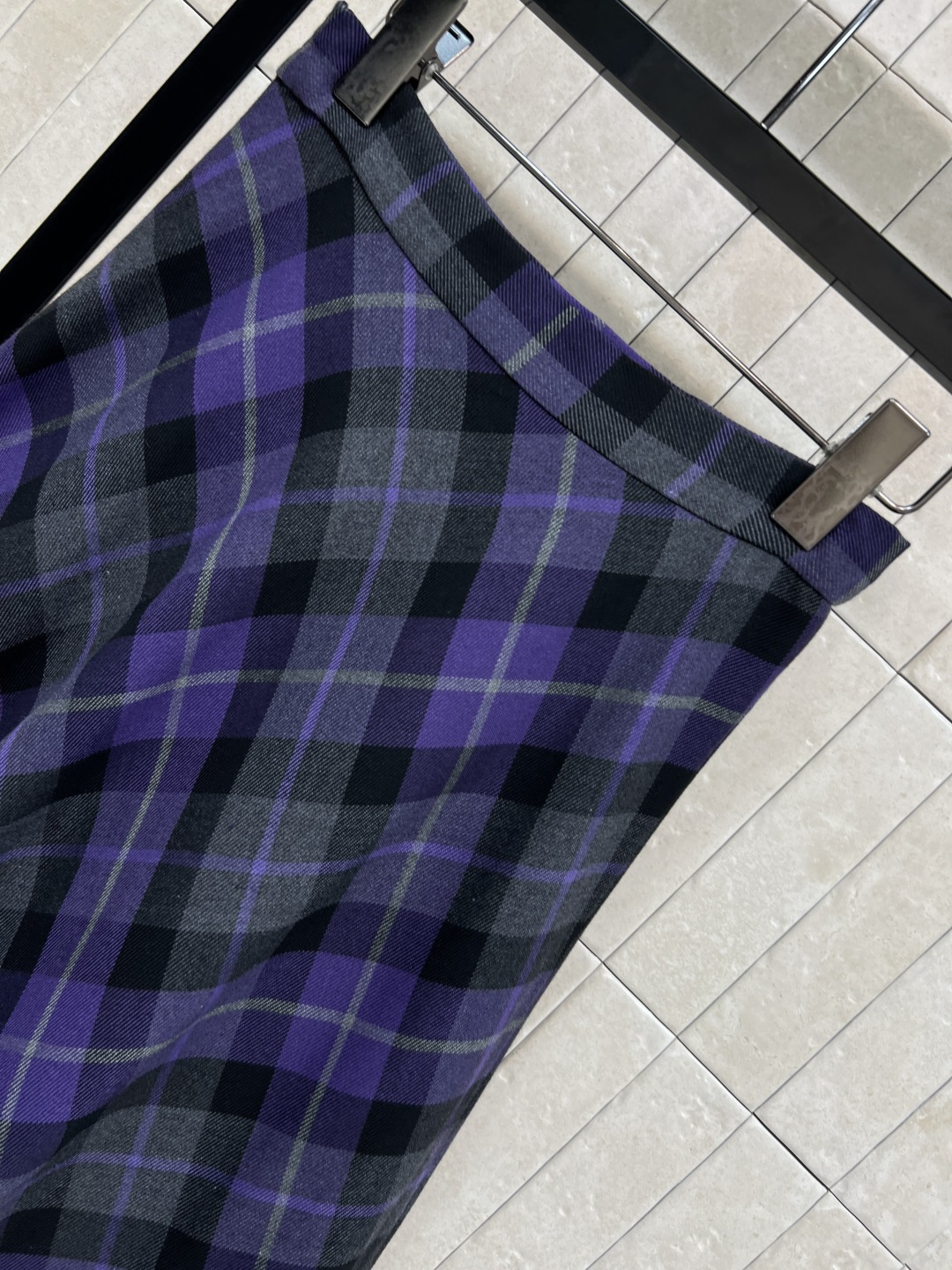 D家 25秋冬新款 复古格纹毛呢系列 高腰长半裙 高腰a字伞裙摆 很显女性气质的半裙 定制的紫色复古格纹