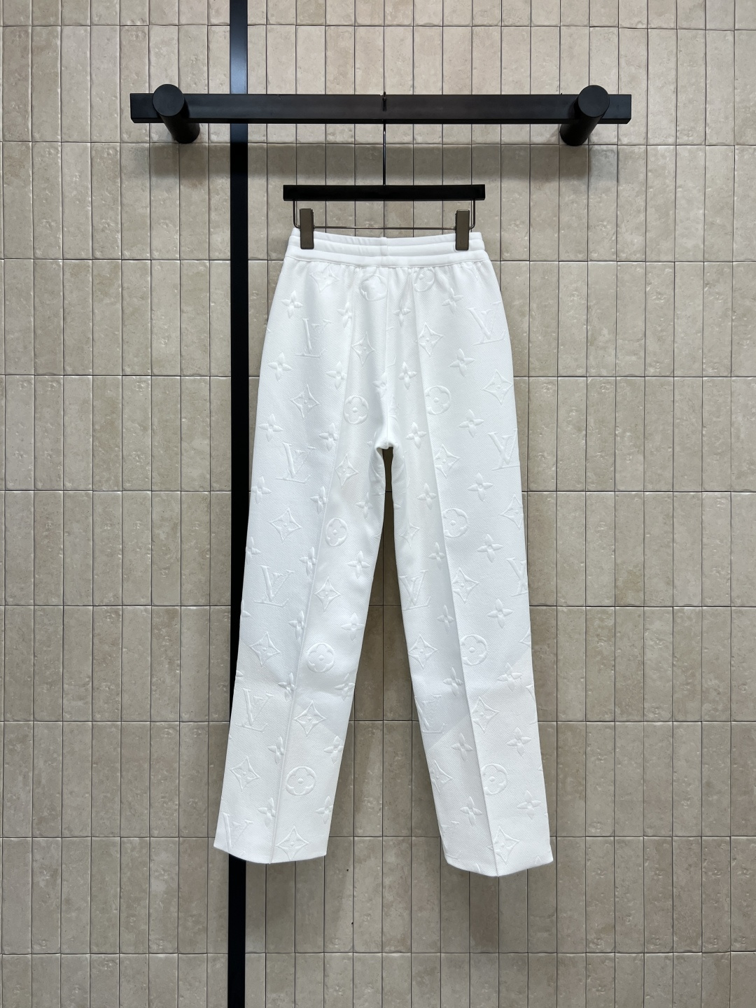 L家 25秋冬新款 老花浮雕提花休闲裤 松紧腰身设计 立体直筒休闲运动裤 上身舒适又百搭时髦 定制的提花