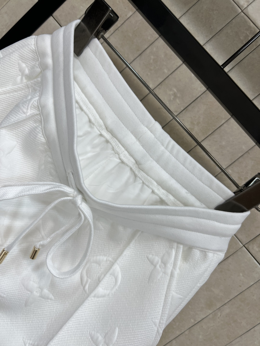 L家 25秋冬新款 老花浮雕提花休闲裤 松紧腰身设计 立体直筒休闲运动裤 上身舒适又百搭时髦 定制的提花