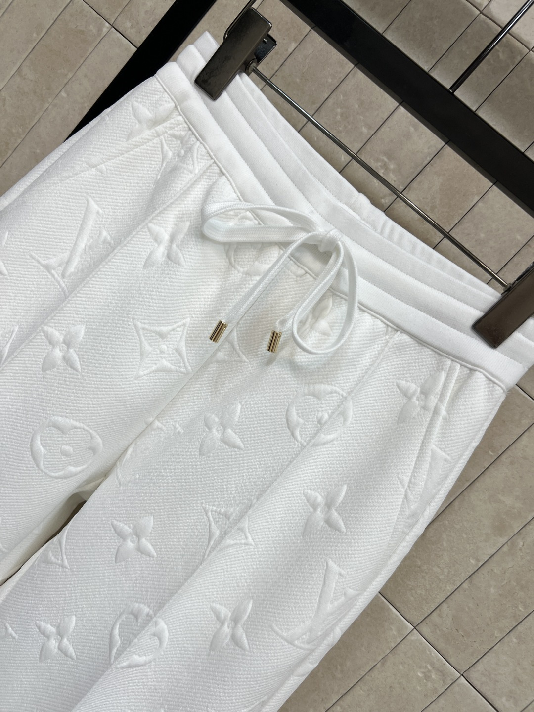 L家 25秋冬新款 老花浮雕提花休闲裤 松紧腰身设计 立体直筒休闲运动裤 上身舒适又百搭时髦 定制的提花