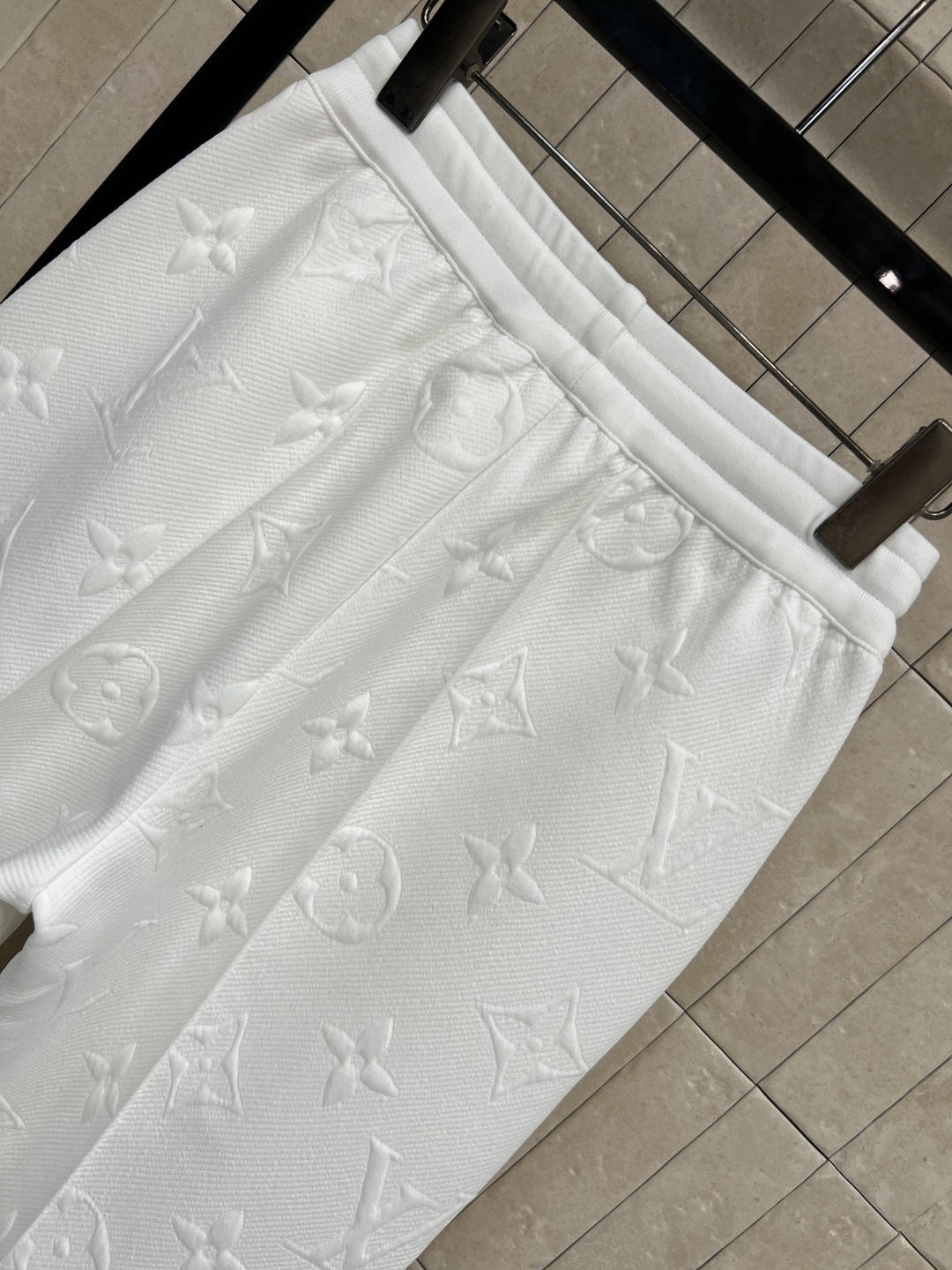 L家 25秋冬新款 老花浮雕提花休闲裤 松紧腰身设计 立体直筒休闲运动裤 上身舒适又百搭时髦 定制的提花