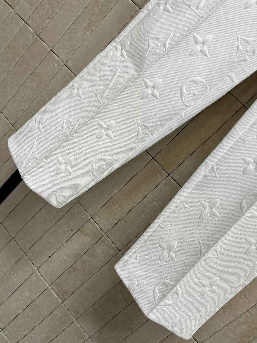 L家 25秋冬新款 老花浮雕提花休闲裤 松紧腰身设计 立体直筒休闲运动裤 上身舒适又百搭时髦 定制的提花