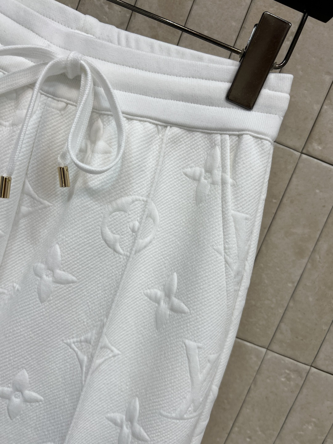 L家 25秋冬新款 老花浮雕提花休闲裤 松紧腰身设计 立体直筒休闲运动裤 上身舒适又百搭时髦 定制的提花