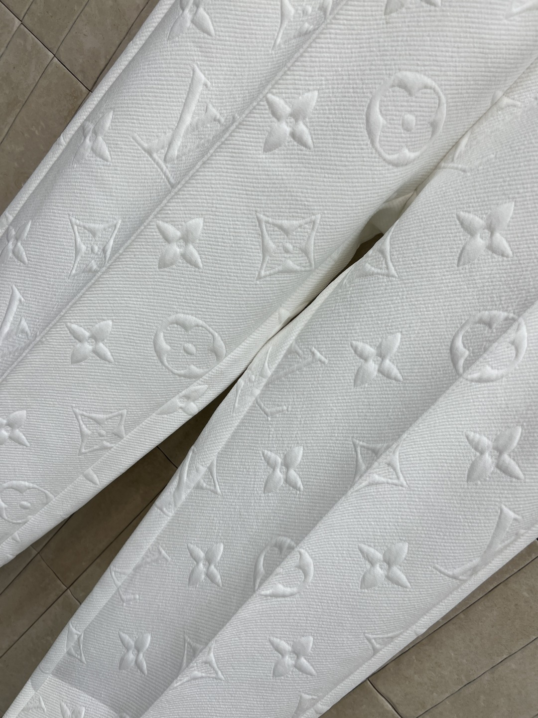 L家 25秋冬新款 老花浮雕提花休闲裤 松紧腰身设计 立体直筒休闲运动裤 上身舒适又百搭时髦 定制的提花