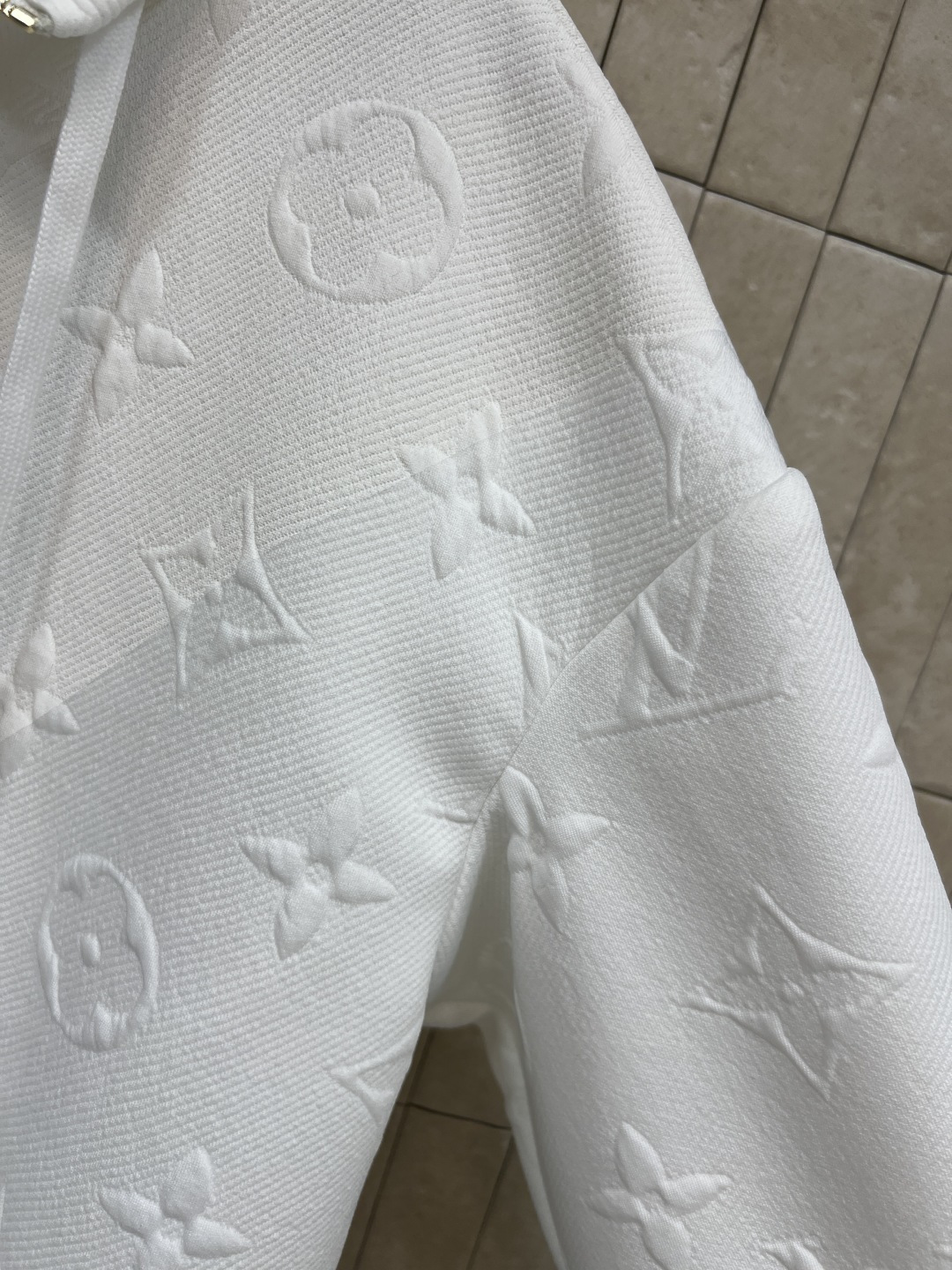 L家 25秋冬新款 老花浮雕提花立领拉链卫衣 版型宽松百搭不挑人 彰显减龄青春活力气息 老花皮绳拉链点缀