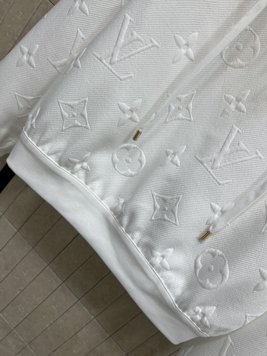 L家 25秋冬新款 老花浮雕提花立领拉链卫衣 版型宽松百搭不挑人 彰显减龄青春活力气息 老花皮绳拉链点缀