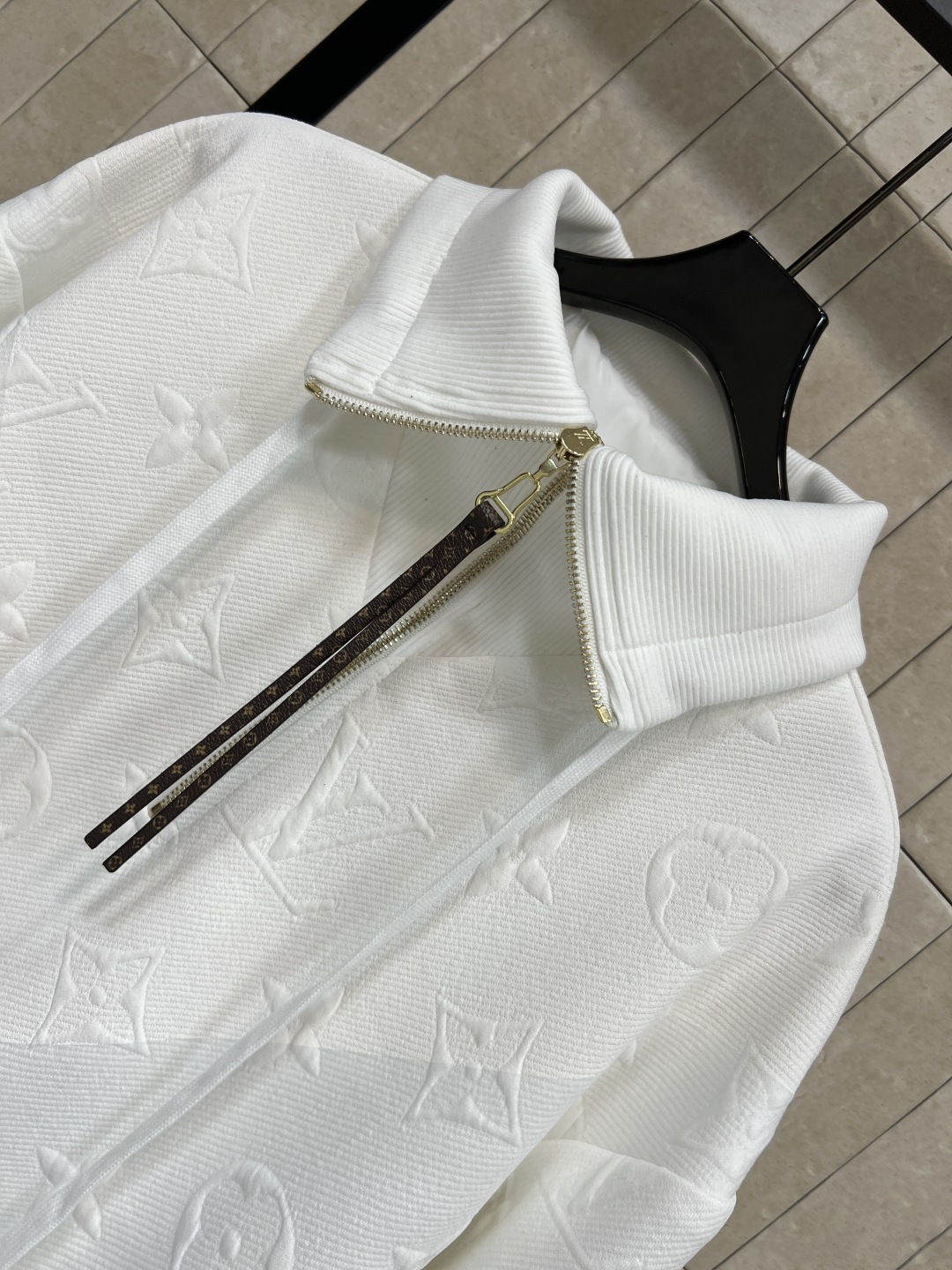 L家 25秋冬新款 老花浮雕提花立领拉链卫衣 版型宽松百搭不挑人 彰显减龄青春活力气息 老花皮绳拉链点缀