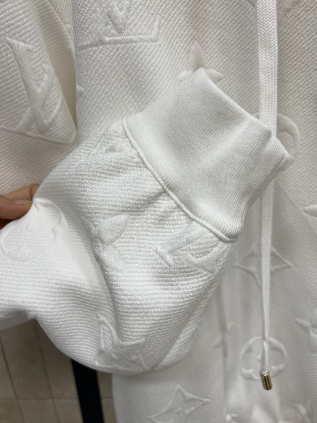 L家 25秋冬新款 老花浮雕提花立领拉链卫衣 版型宽松百搭不挑人 彰显减龄青春活力气息 老花皮绳拉链点缀