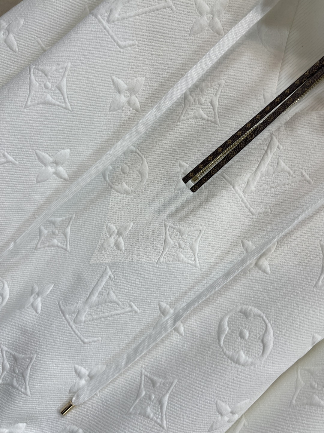 L家 25秋冬新款 老花浮雕提花立领拉链卫衣 版型宽松百搭不挑人 彰显减龄青春活力气息 老花皮绳拉链点缀