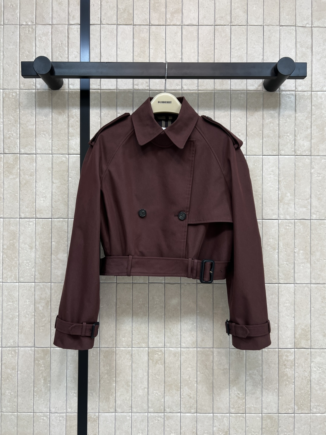 NO:535034,BUR Home 25 autumn and winter new style, lapel short jacket jacket, a timeless retro motorcycle jacket, a knightly style, with a sense of handsomeness, clean and neat silhouette, short style, hem cloth belt decoration, the upper body shows the height proportions, one color, three-digit Size/S-M-L,,burberry, jackets & coats,jackets & coats,alexander wang19860909BUR家 25秋冬新款 翻领短款夹克外套 永不过时的复古机车夹克 有一种骑士风 自带帅气感 廓形干净利落 短款版型 下摆本布腰带装饰 上身非常显身高比例 一色三码Size/S-M-L,,burberry,jackets & coats,jackets & coats,alexander wang,Women's clothing