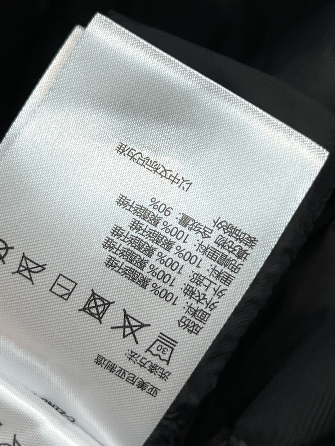 M家 25秋冬新款 立领羽绒夹克外套 设计简约却不失个性 经典立领剪裁与双面穿功能 彰显出低调奢华的老钱