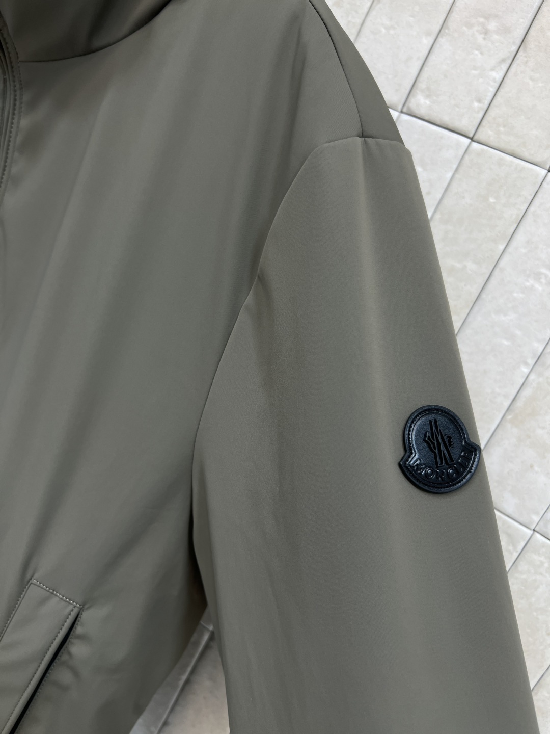 M家 25秋冬新款 立领羽绒夹克外套 设计简约却不失个性 经典立领剪裁与双面穿功能 彰显出低调奢华的老钱