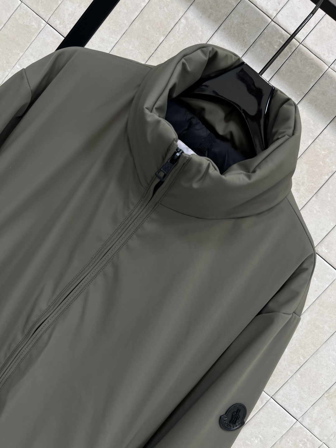 M家 25秋冬新款 立领羽绒夹克外套 设计简约却不失个性 经典立领剪裁与双面穿功能 彰显出低调奢华的老钱