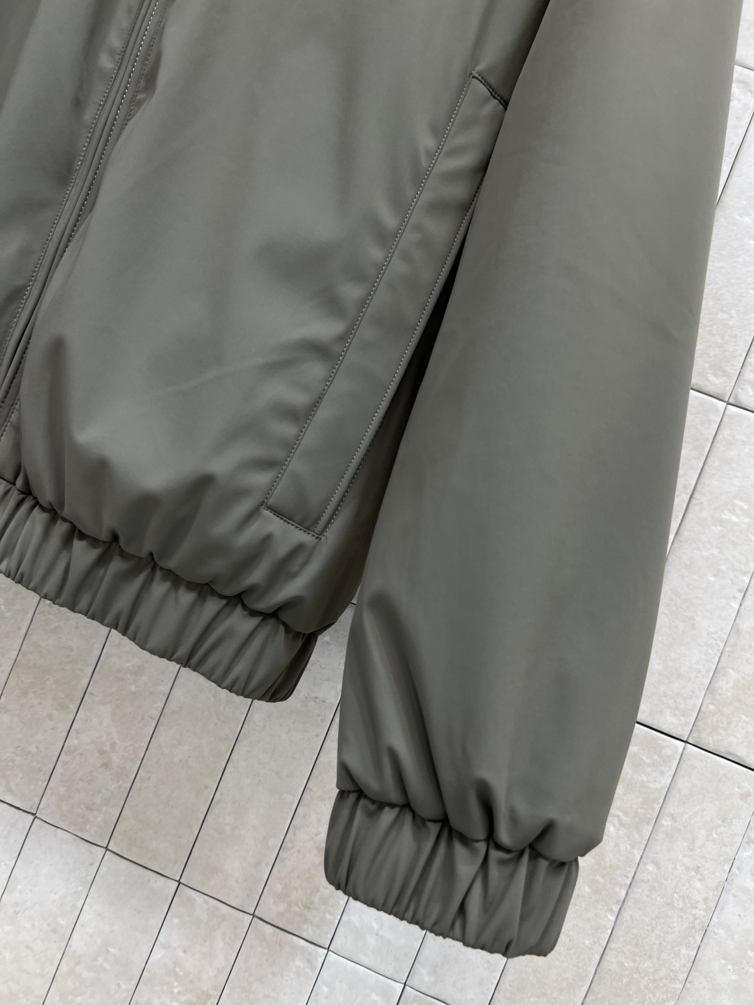 M家 25秋冬新款 立领羽绒夹克外套 设计简约却不失个性 经典立领剪裁与双面穿功能 彰显出低调奢华的老钱