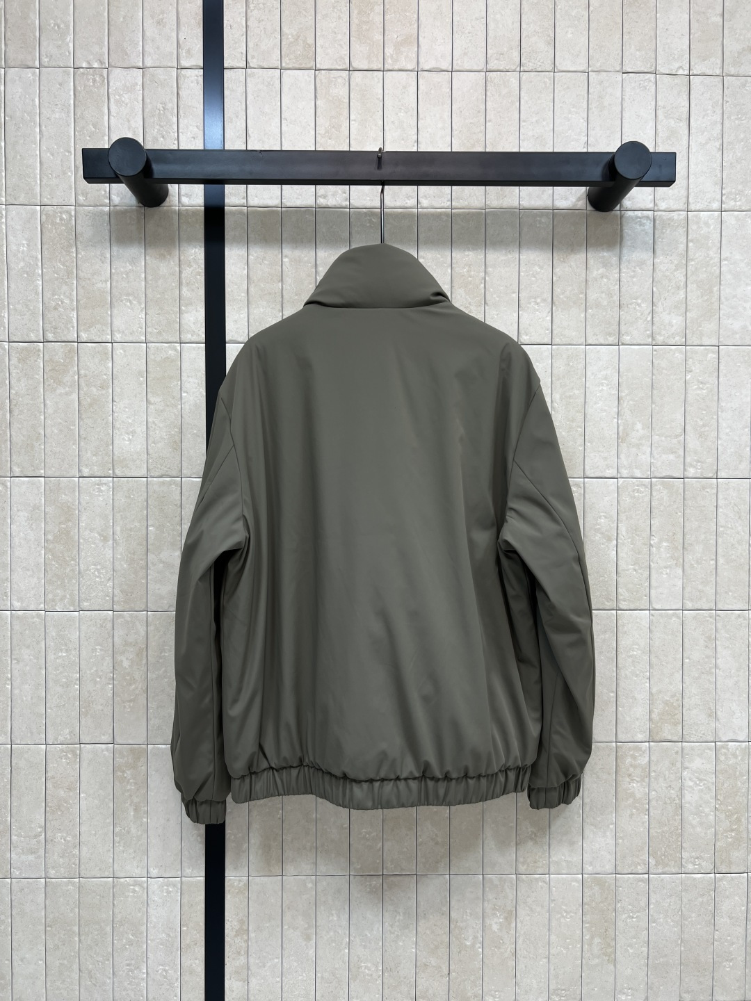 M家 25秋冬新款 立领羽绒夹克外套 设计简约却不失个性 经典立领剪裁与双面穿功能 彰显出低调奢华的老钱