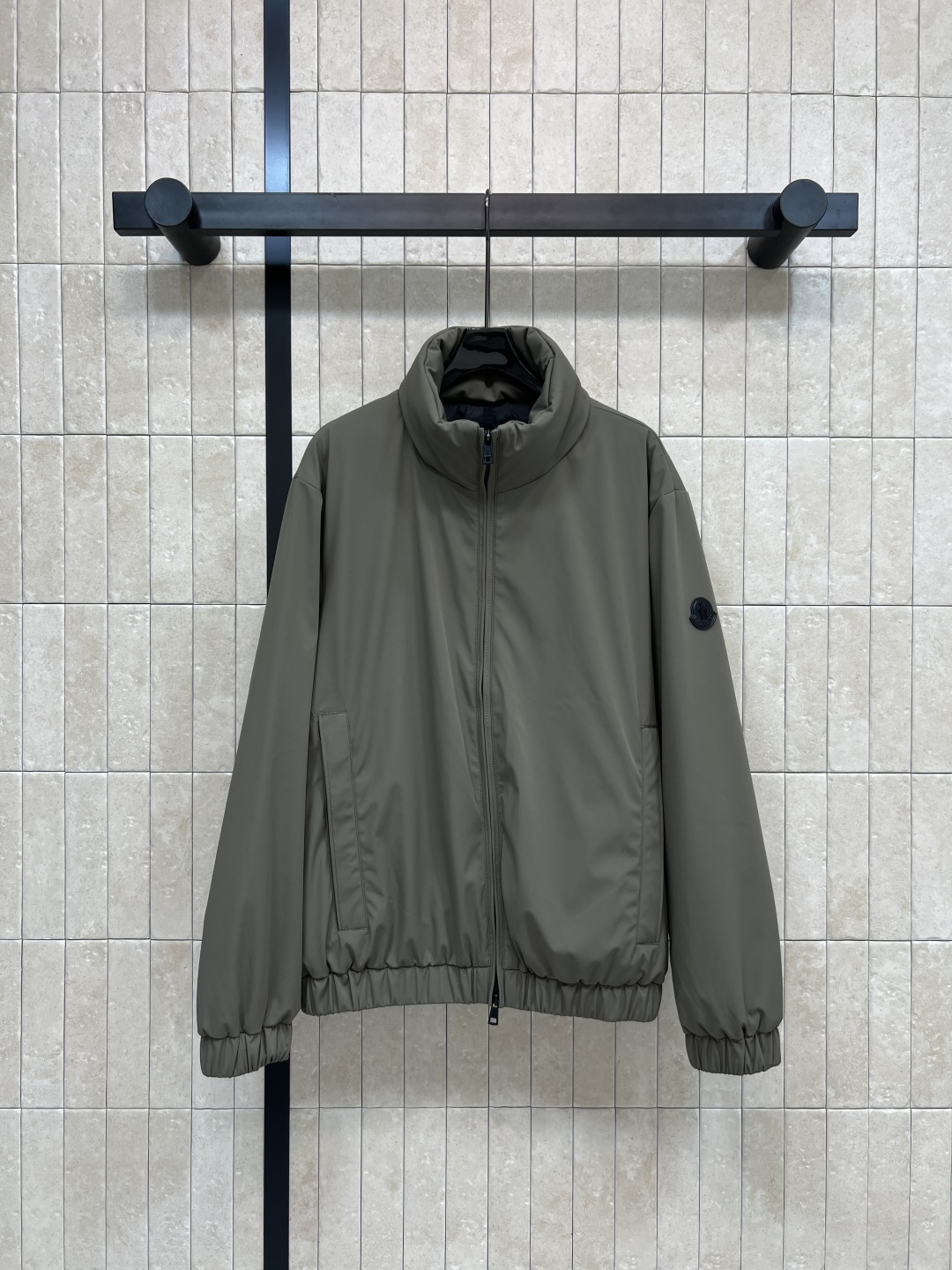 NO:535040,With dust bag M Home 25 autumn and winter new style, stand-up collar down jacket jacket, simple design but not lose personality, classic stand-up collar tailoring and double-sided wear function, highlighting the low-key and luxurious old money style. Its double-sided design means you can switch styles at will. One piece is equivalent to having a two-piece jacket!  Business and casual double-sided wear design. Whether it is business occasions or casual time, it can easily deal with it. It is not only suitable for wearing in various occasions, but also shows your unique taste and fashion attitude. Whether it is daily outfits or business travel, it can make you the focus. Whether you are a workplace elite or a fashionable trendy person. This jacket can easily control all kinds of styles, one color and three codes, jackets, jackets & coats, down jacket, alexander wang19860909配防尘袋M家 25秋冬新款 立领羽绒夹克外套 设计简约却不失个性 经典立领剪裁与双面穿功能 彰显出低调奢华的老钱风格 其双面设计意味着你可以随心切换风格 一件等于拥有两件外套的实用体验！商务休闲双面穿设计 无论是商务场合还是休闲时光 都能轻松应对 不仅适合各种场合穿着 更能展现出你独特的品味和时尚态度 无论是日常穿搭还是商务出行 都能让你成为焦点人物 不管你是职场精英还是时尚潮人 这款夹克外套都能让你轻松驾驭各种风格一色三码,,jackets & coats,jackets & coats,down jacket,alexander wang,Women's clothing