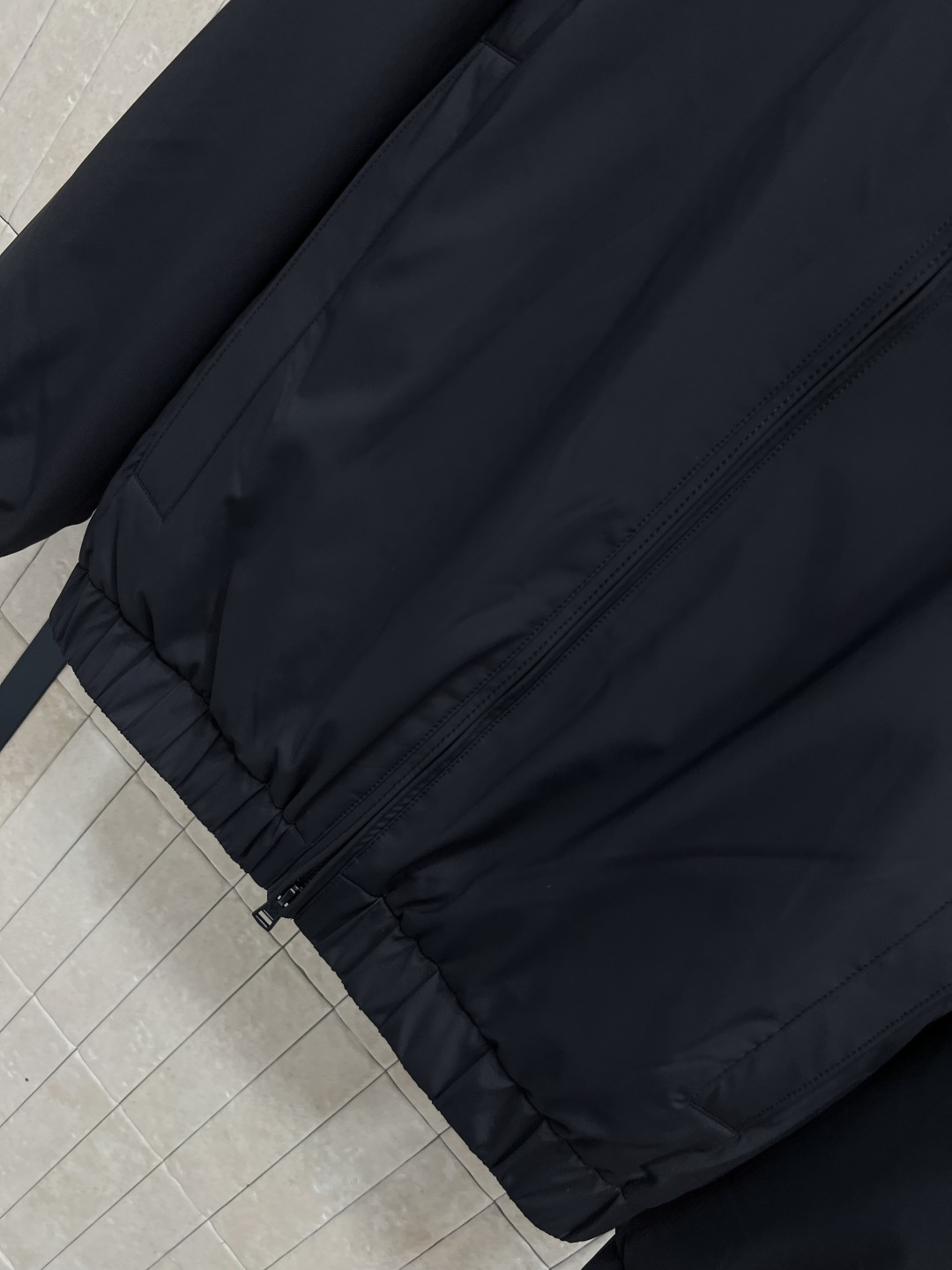 M家 25秋冬新款 立领羽绒夹克外套 设计简约却不失个性 经典立领剪裁与双面穿功能 彰显出低调奢华的老钱