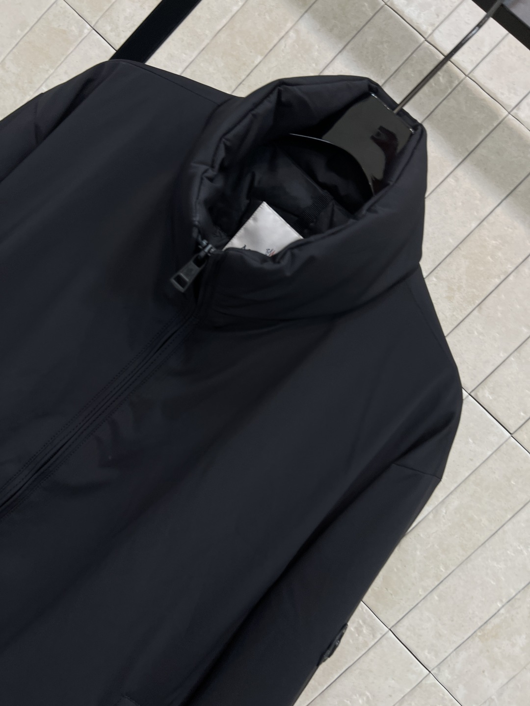 M家 25秋冬新款 立领羽绒夹克外套 设计简约却不失个性 经典立领剪裁与双面穿功能 彰显出低调奢华的老钱