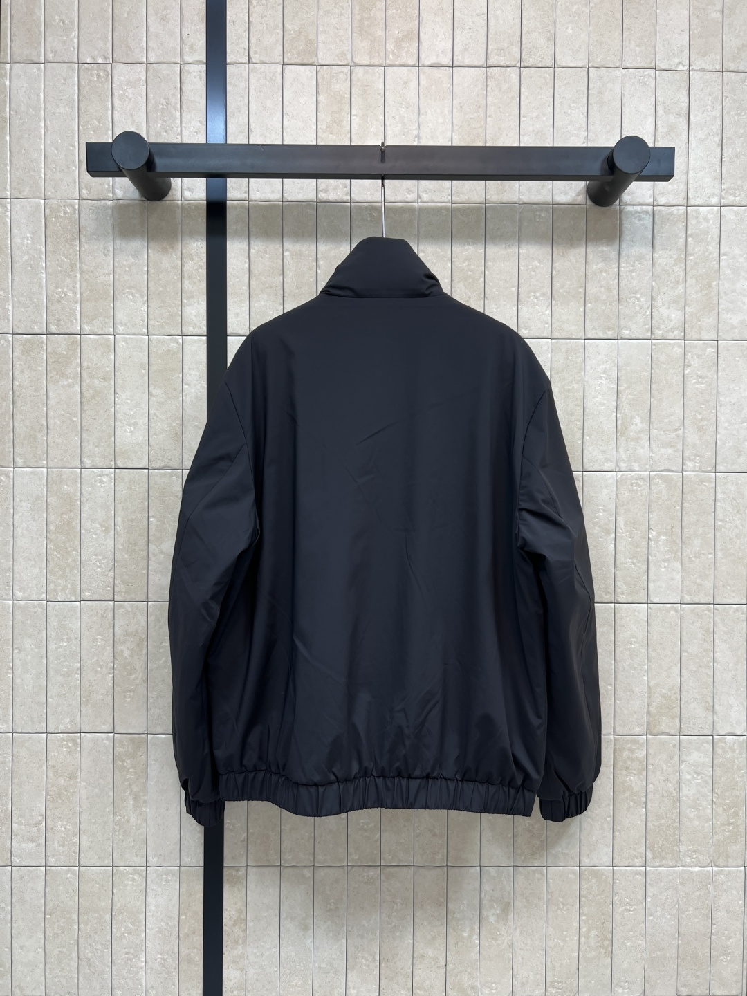 M家 25秋冬新款 立领羽绒夹克外套 设计简约却不失个性 经典立领剪裁与双面穿功能 彰显出低调奢华的老钱