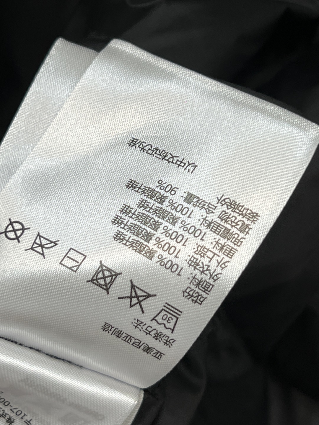 M家 25秋冬新款 立领羽绒夹克外套 设计简约却不失个性 经典立领剪裁与双面穿功能 彰显出低调奢华的老钱