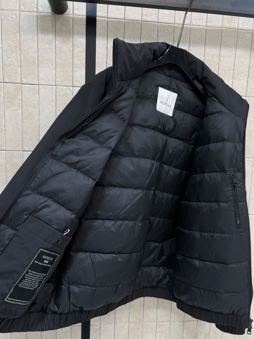 M家 25秋冬新款 立领羽绒夹克外套 设计简约却不失个性 经典立领剪裁与双面穿功能 彰显出低调奢华的老钱