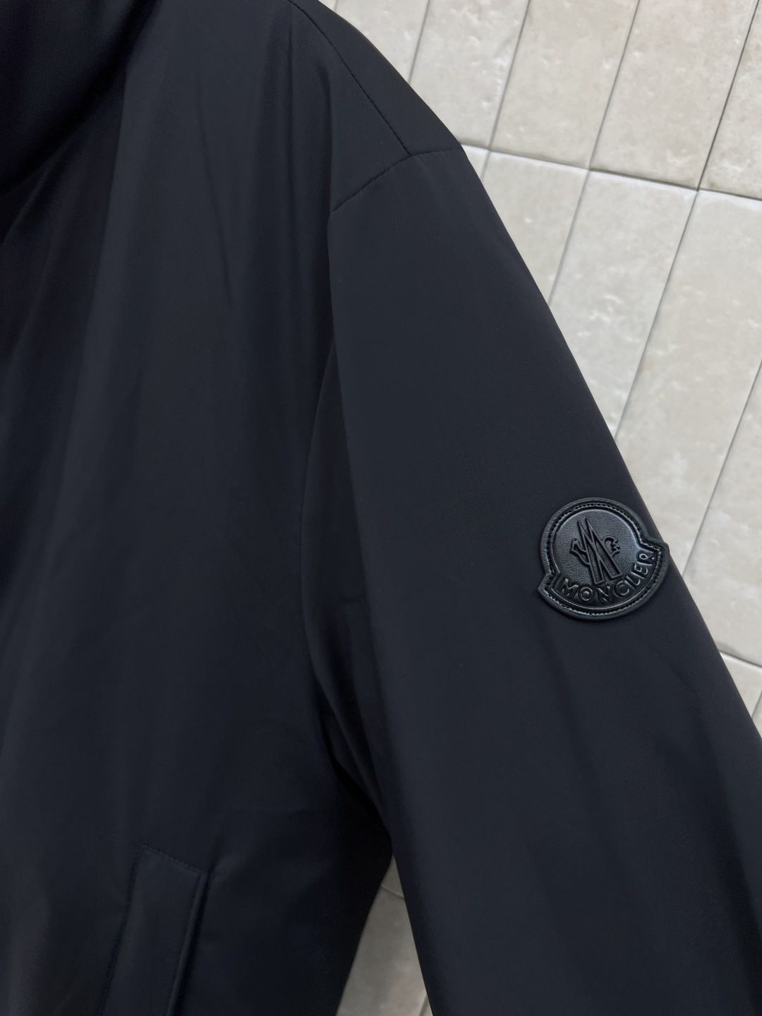 M家 25秋冬新款 立领羽绒夹克外套 设计简约却不失个性 经典立领剪裁与双面穿功能 彰显出低调奢华的老钱