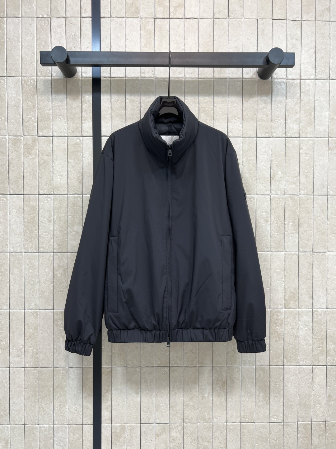 NO:535042,With dust bag M Home 25 autumn and winter new style, stand-up collar down jacket jacket, simple design but not lose personality, classic stand-up collar tailoring and double-sided wear function, highlighting the low-key and luxurious old money style. Its double-sided design means you can switch styles at will. One piece is equivalent to having a two-piece jacket!  Business and casual double-sided wear design. Whether it is business occasions or casual time, it can easily deal with it. It is not only suitable for wearing in various occasions, but also shows your unique taste and fashion attitude. Whether it is daily outfits or business travel, it can make you the focus. Whether you are a workplace elite or a fashionable trendy person. This jacket can easily control all kinds of styles, one color and three codes, jackets, jackets & coats, down jacket, alexander wang19860909配防尘袋M家 25秋冬新款 立领羽绒夹克外套 设计简约却不失个性 经典立领剪裁与双面穿功能 彰显出低调奢华的老钱风格 其双面设计意味着你可以随心切换风格 一件等于拥有两件外套的实用体验！商务休闲双面穿设计 无论是商务场合还是休闲时光 都能轻松应对 不仅适合各种场合穿着 更能展现出你独特的品味和时尚态度 无论是日常穿搭还是商务出行 都能让你成为焦点人物 不管你是职场精英还是时尚潮人 这款夹克外套都能让你轻松驾驭各种风格一色三码,,jackets & coats,jackets & coats,down jacket,alexander wang,Women's clothing