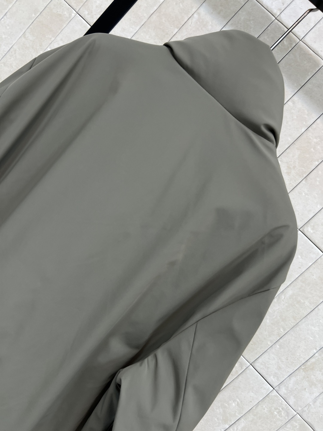 M家 25秋冬新款 立领羽绒夹克外套 设计简约却不失个性 经典立领剪裁与双面穿功能 彰显出低调奢华的老钱