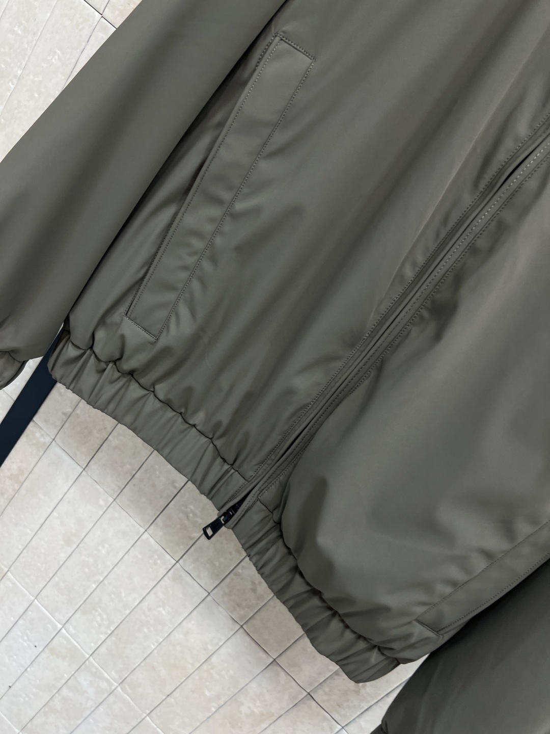 M家 25秋冬新款 立领羽绒夹克外套 设计简约却不失个性 经典立领剪裁与双面穿功能 彰显出低调奢华的老钱