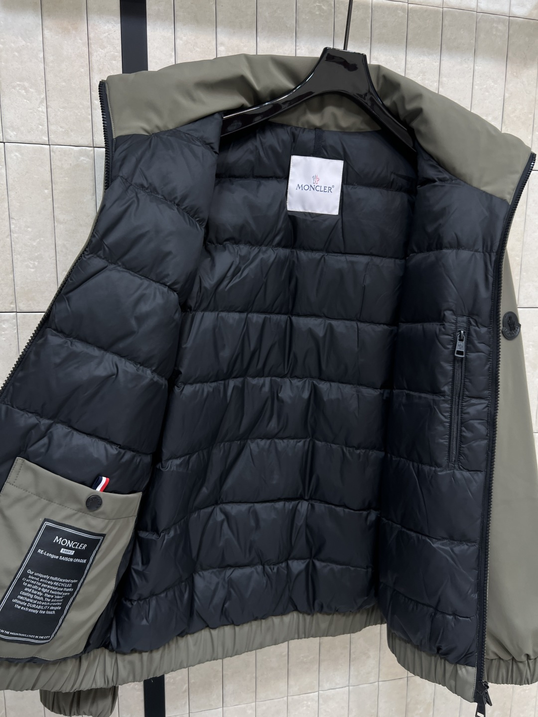 M家 25秋冬新款 立领羽绒夹克外套 设计简约却不失个性 经典立领剪裁与双面穿功能 彰显出低调奢华的老钱