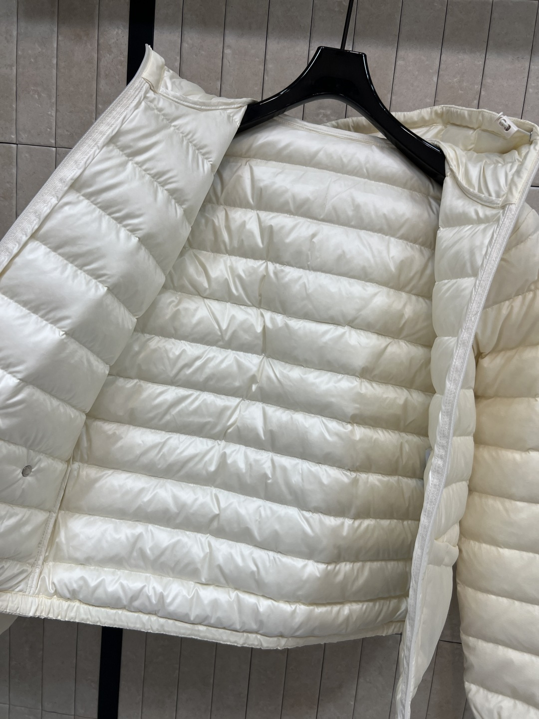 M 家 25秋冬新款 连帽薄款羽绒服 重磅羽绒填充 保暖性极佳轻薄不臃肿 休闲时尚百搭单品 重工横条纹车