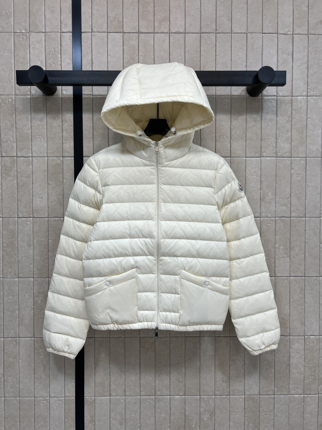 NO:535045,With dust bag M Home 25 autumn and winter new style hooded thin down jacket Heavy down filling Excellent warmth and lightweight without bloated Casual and fashionable versatile items Heavy industry horizontal striped turning line gives people visual slimming effect Superb velvet running technology treatment Original custom color matching Hooded design design warmth and points to reduce age-reducing seniority Classic style not picky people but not body shape Thin and light style Fall and winter is a good choice for the south Two colors and three codes Size/S-M-L, down jacket, hats, alexander wang19860909配防尘袋M 家 25秋冬新款 连帽薄款羽绒服 重磅羽绒填充 保暖性极佳轻薄不臃肿 休闲时尚百搭单品 重工横条纹车工走线 给人视觉上显瘦效果 精湛跑绒技术处理 原版定制颜色搭配 连帽设计设计保暖加分减龄高级 经典版型不挑人不挑身形 薄薄的轻盈款 秋冬对于南方是很好的选择 两色三码Size/S-M-L,,down jacket,hats,alexander wang,Women's clothing