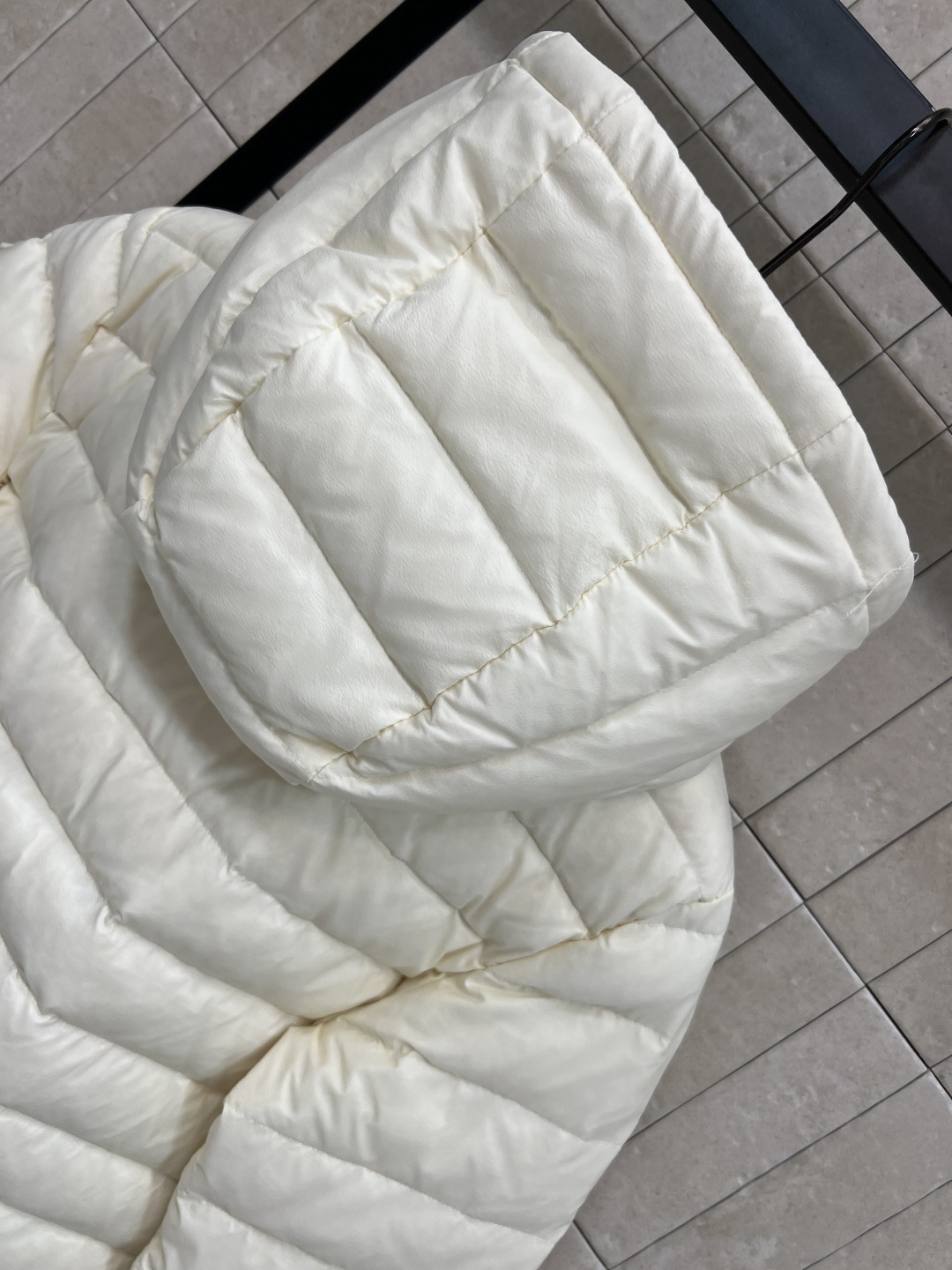 M 家 25秋冬新款 连帽薄款羽绒服 重磅羽绒填充 保暖性极佳轻薄不臃肿 休闲时尚百搭单品 重工横条纹车