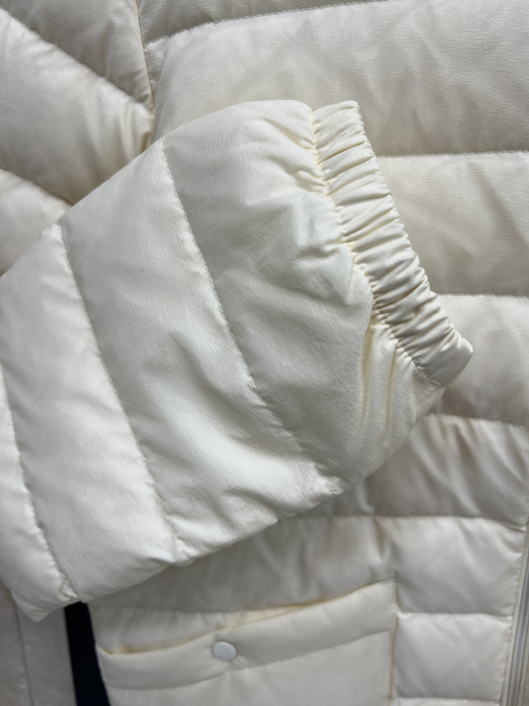 M 家 25秋冬新款 连帽薄款羽绒服 重磅羽绒填充 保暖性极佳轻薄不臃肿 休闲时尚百搭单品 重工横条纹车