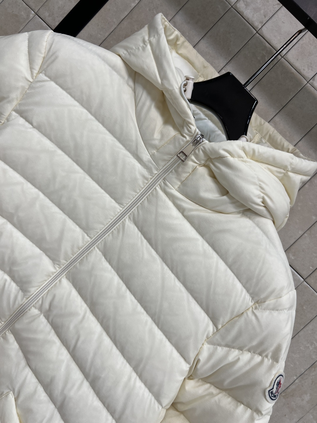 M 家 25秋冬新款 连帽薄款羽绒服 重磅羽绒填充 保暖性极佳轻薄不臃肿 休闲时尚百搭单品 重工横条纹车