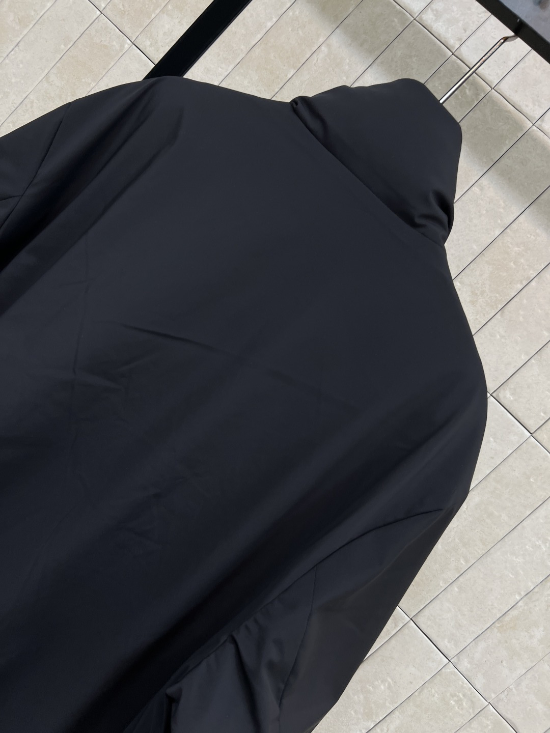 M家 25秋冬新款 立领羽绒夹克外套 设计简约却不失个性 经典立领剪裁与双面穿功能 彰显出低调奢华的老钱