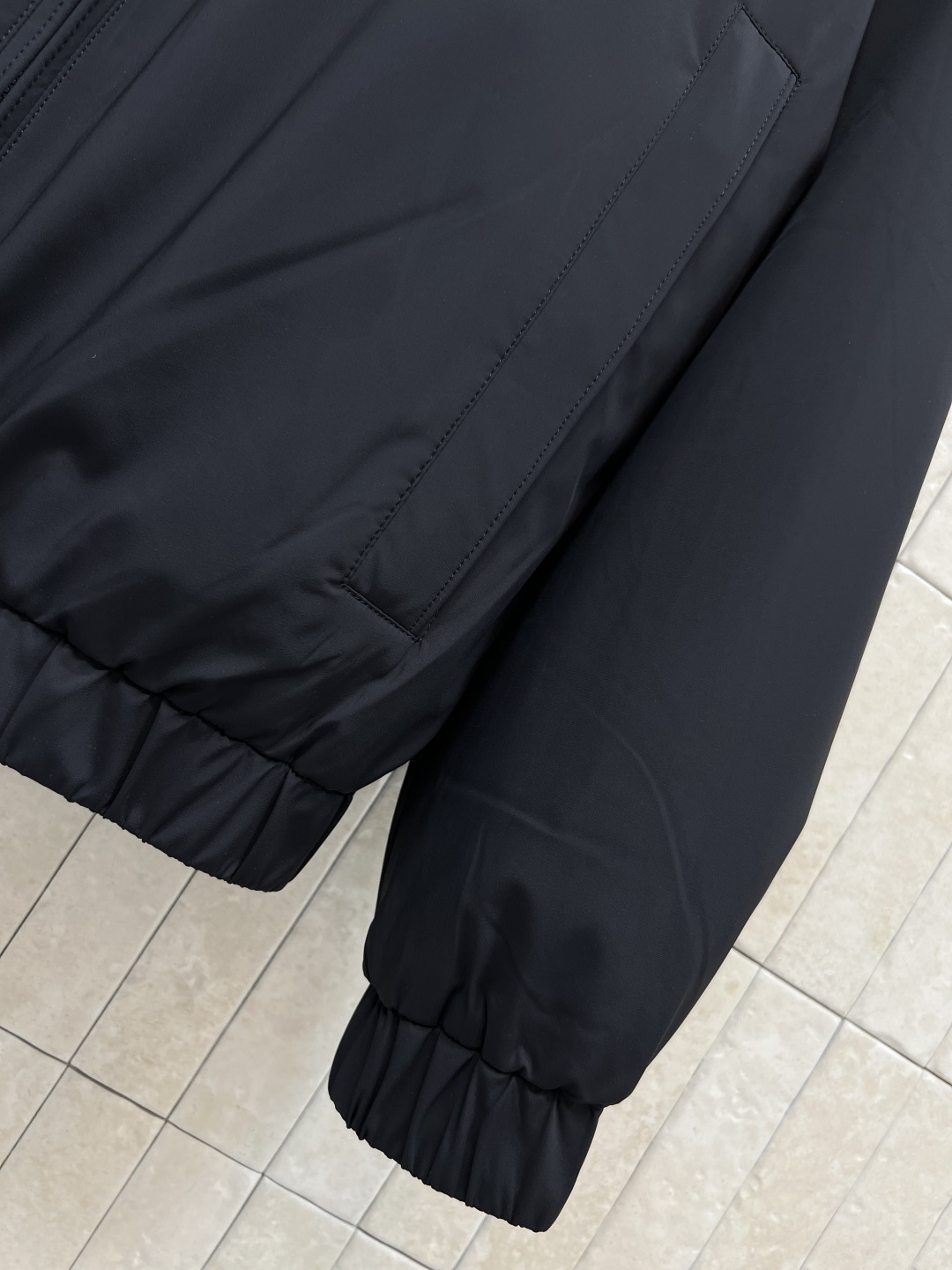 M家 25秋冬新款 立领羽绒夹克外套 设计简约却不失个性 经典立领剪裁与双面穿功能 彰显出低调奢华的老钱