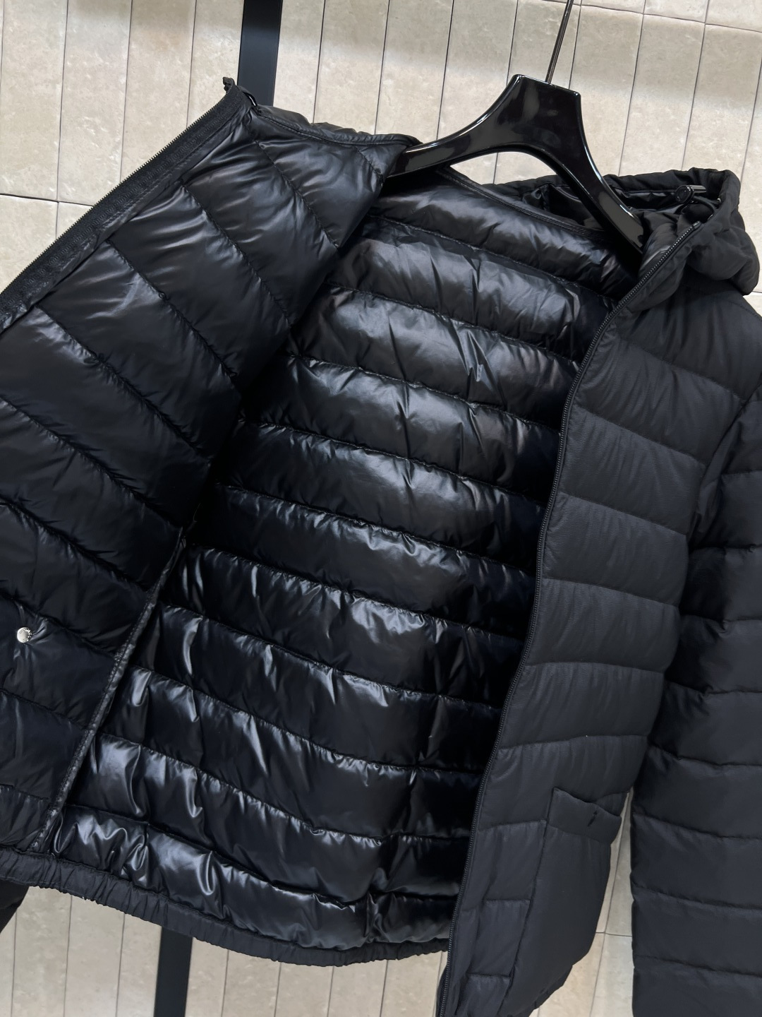 M 家 25秋冬新款 连帽薄款羽绒服 重磅羽绒填充 保暖性极佳轻薄不臃肿 休闲时尚百搭单品 重工横条纹车