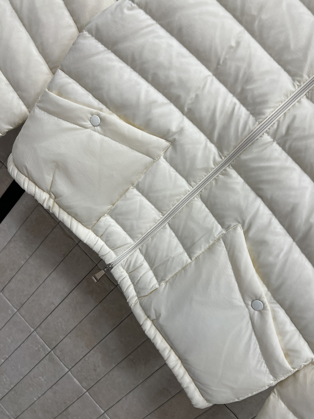 M 家 25秋冬新款 连帽薄款羽绒服 重磅羽绒填充 保暖性极佳轻薄不臃肿 休闲时尚百搭单品 重工横条纹车