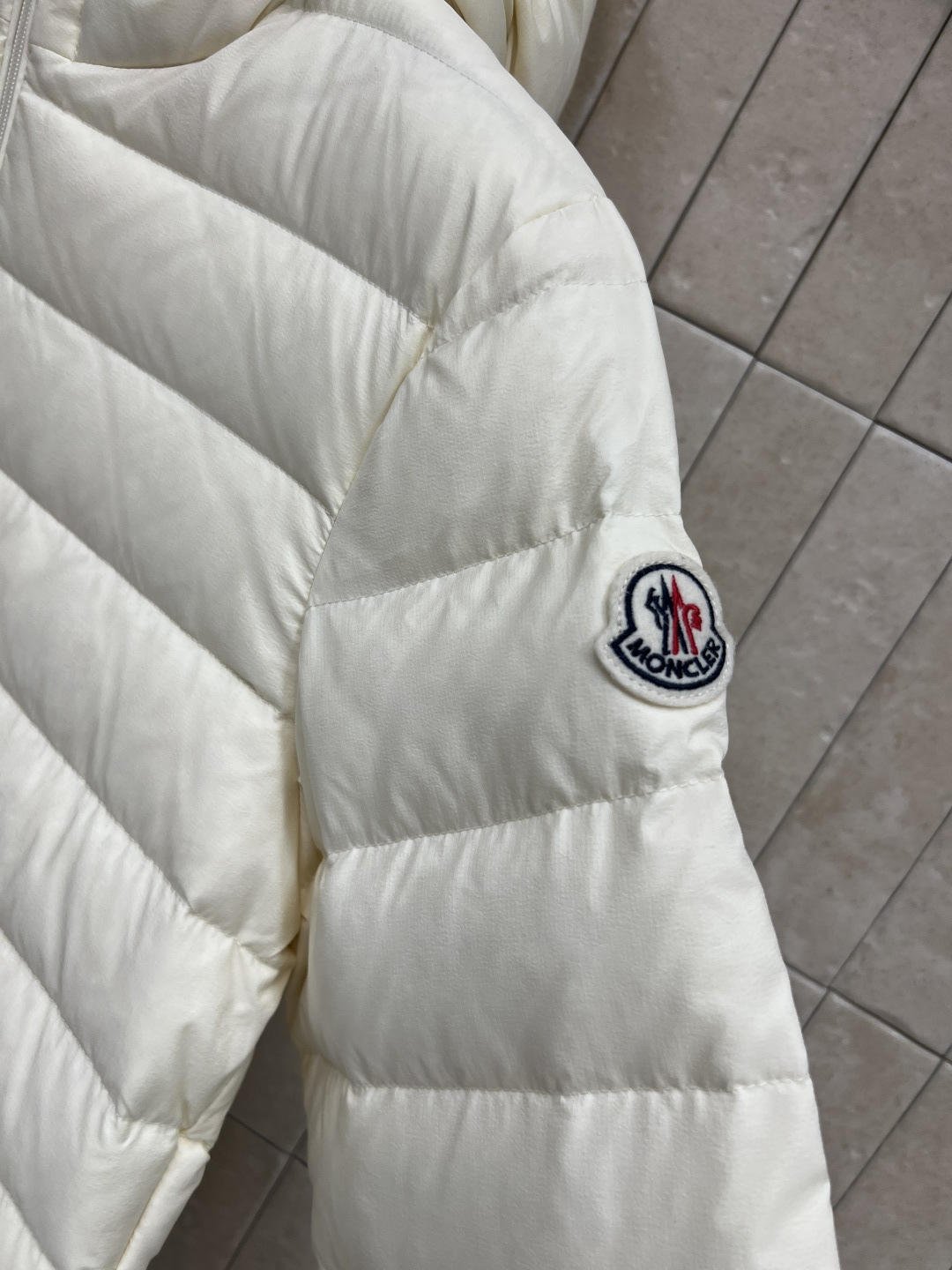 M 家 25秋冬新款 连帽薄款羽绒服 重磅羽绒填充 保暖性极佳轻薄不臃肿 休闲时尚百搭单品 重工横条纹车