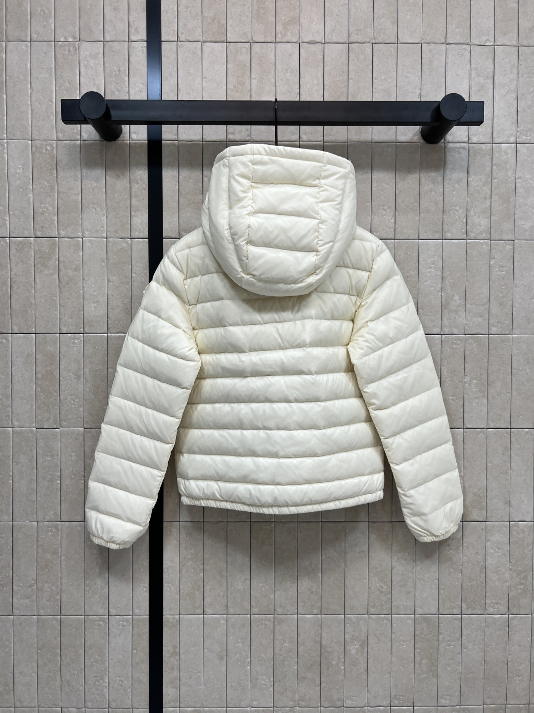 M 家 25秋冬新款 连帽薄款羽绒服 重磅羽绒填充 保暖性极佳轻薄不臃肿 休闲时尚百搭单品 重工横条纹车