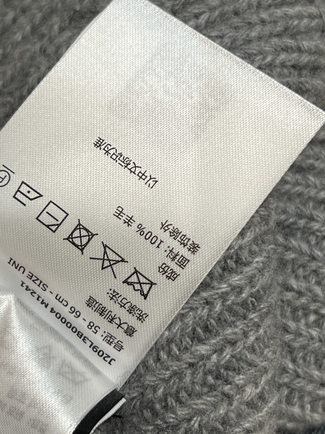 M家 25秋冬新款 灰色针织冷帽 简约又百搭 和毛衣一搭 休闲感直接拉满 还能护住耳朵和额头 抵御寒风 