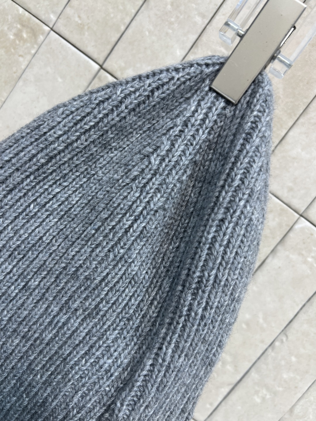 M家 25秋冬新款 灰色针织冷帽 简约又百搭 和毛衣一搭 休闲感直接拉满 还能护住耳朵和额头 抵御寒风 