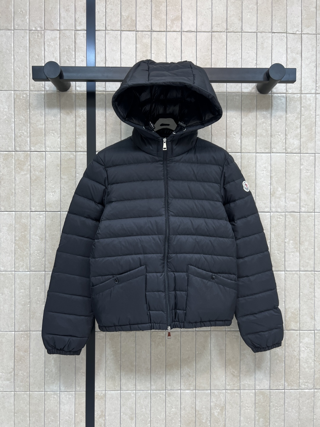 NO:535050,With dust bag M Home 25 autumn and winter new style hooded thin down jacket Heavy down filling Excellent warmth and lightweight without bloated Casual and fashionable versatile items Heavy industry horizontal striped turning line gives people visual slimming effect Superb velvet running technology treatment Original custom color matching Hooded design design warmth and points to reduce age-reducing seniority Classic style not picky people but not body shape Thin and light style Fall and winter is a good choice for the south Two colors and three codes Size/S-M-L, down jacket, hats, alexander wang19860909配防尘袋M 家 25秋冬新款 连帽薄款羽绒服 重磅羽绒填充 保暖性极佳轻薄不臃肿 休闲时尚百搭单品 重工横条纹车工走线 给人视觉上显瘦效果 精湛跑绒技术处理 原版定制颜色搭配 连帽设计设计保暖加分减龄高级 经典版型不挑人不挑身形 薄薄的轻盈款 秋冬对于南方是很好的选择 两色三码Size/S-M-L,,down jacket,hats,alexander wang,Women's clothing