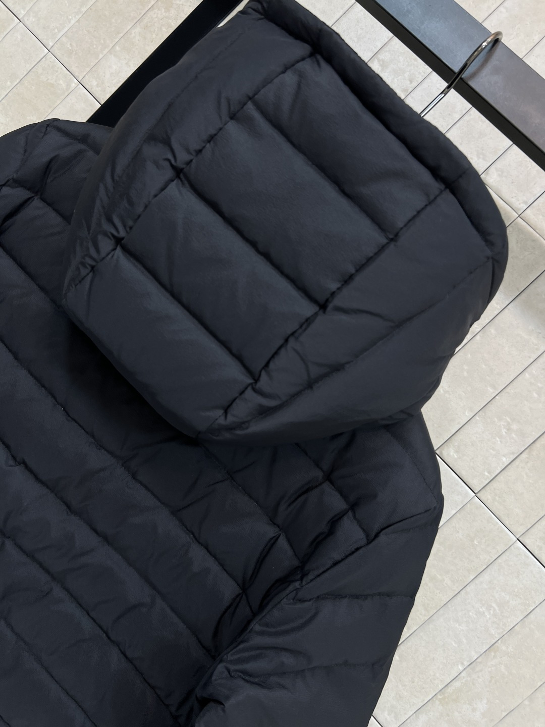 M 家 25秋冬新款 连帽薄款羽绒服 重磅羽绒填充 保暖性极佳轻薄不臃肿 休闲时尚百搭单品 重工横条纹车