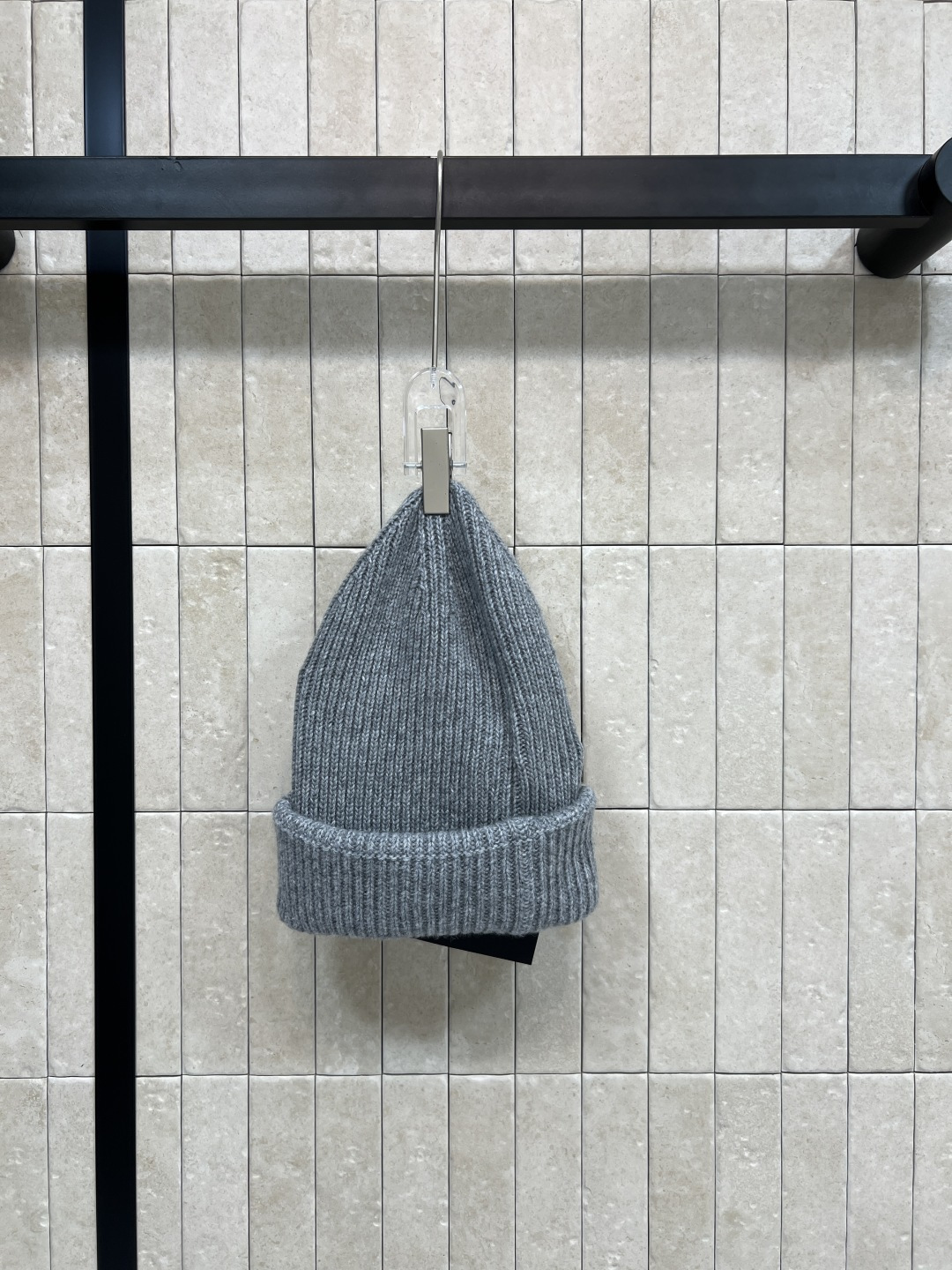 M家 25秋冬新款 灰色针织冷帽 简约又百搭 和毛衣一搭 休闲感直接拉满 还能护住耳朵和额头 抵御寒风 