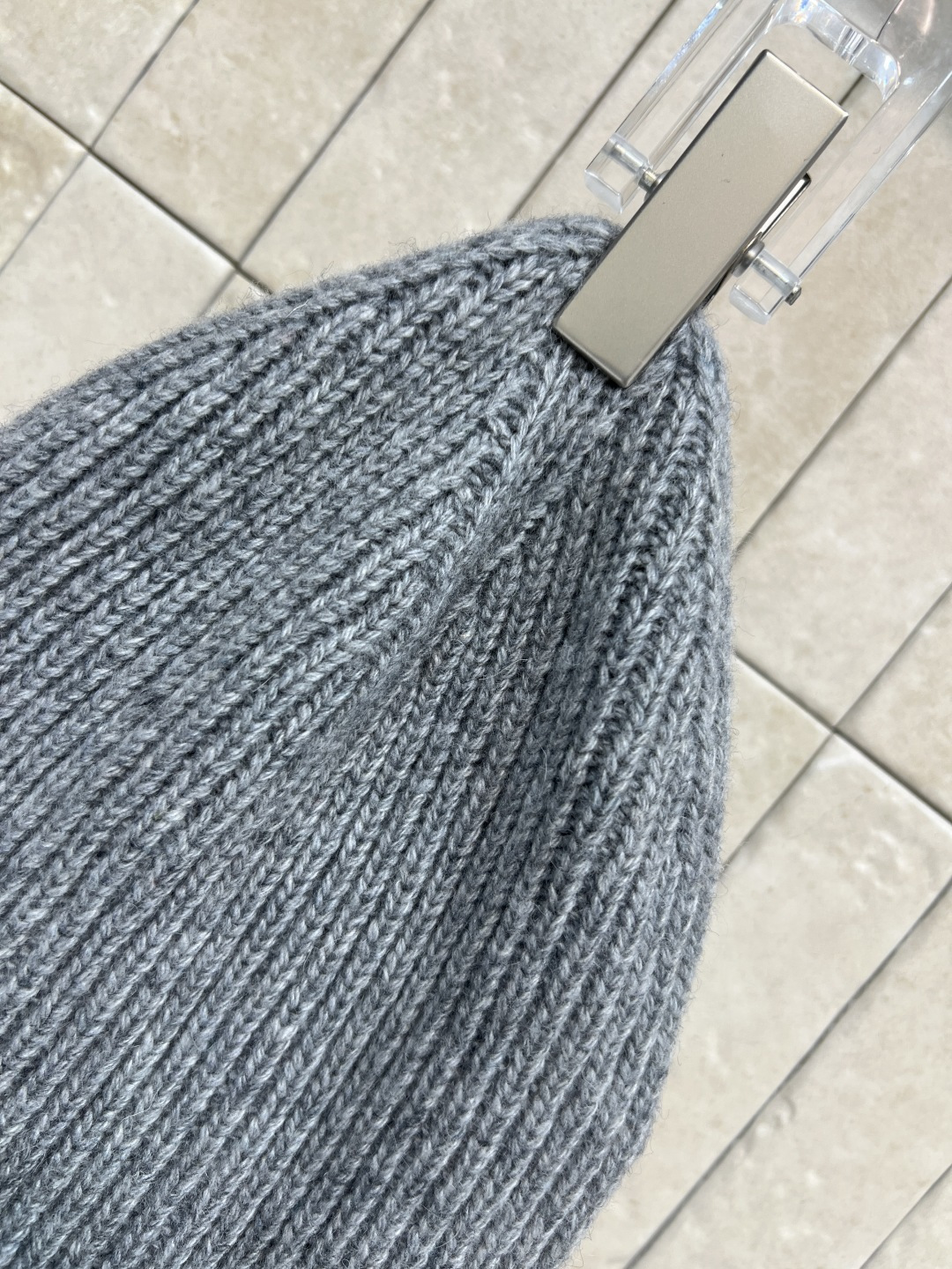 M家 25秋冬新款 灰色针织冷帽 简约又百搭 和毛衣一搭 休闲感直接拉满 还能护住耳朵和额头 抵御寒风 