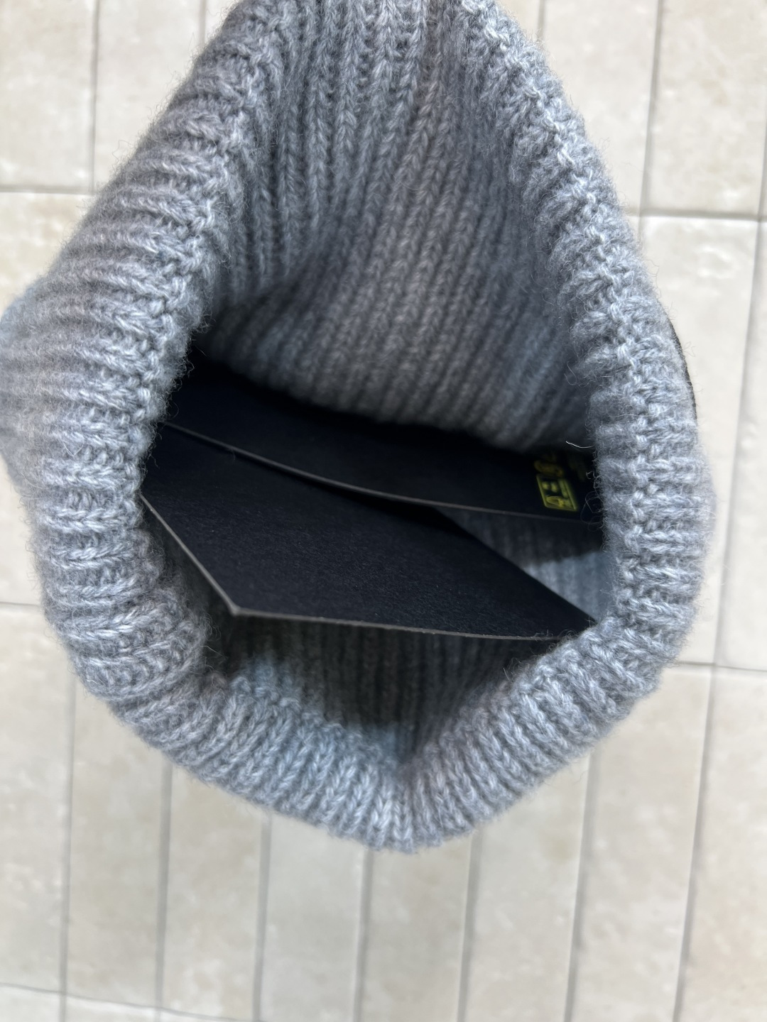 M家 25秋冬新款 灰色针织冷帽 简约又百搭 和毛衣一搭 休闲感直接拉满 还能护住耳朵和额头 抵御寒风 